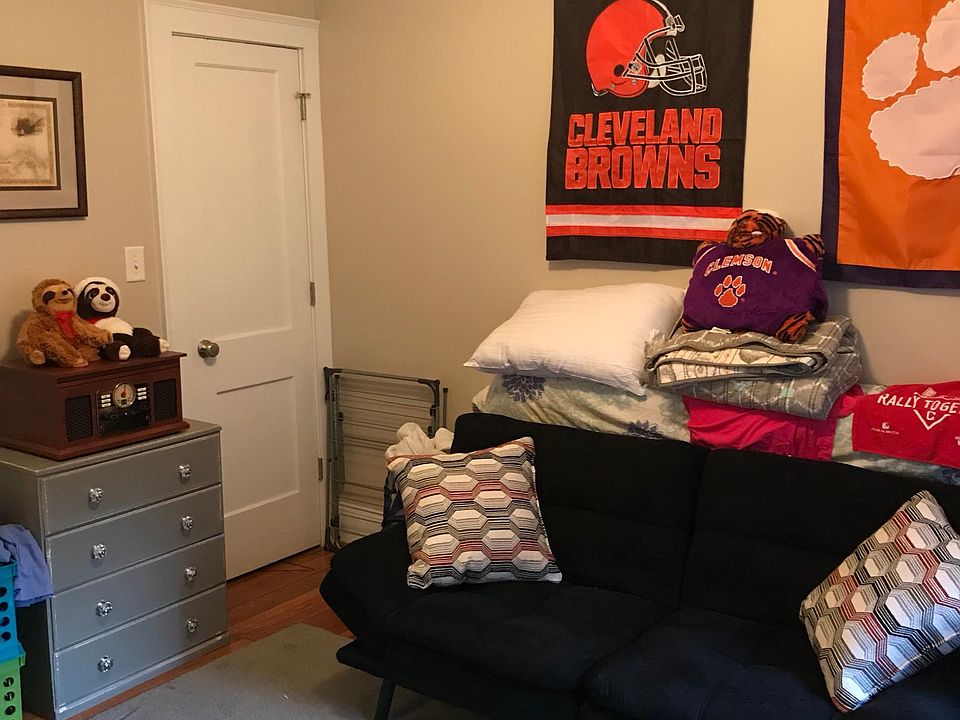 2nd bedroom w/en suite and 2 closets