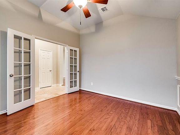 4th image of 3804 Red Oak St
