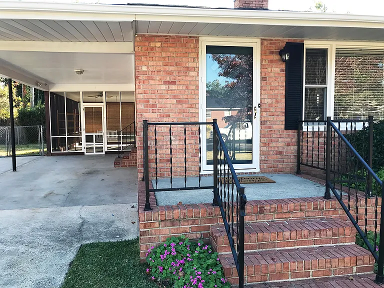 2702 Crockett Dr — Photo 3