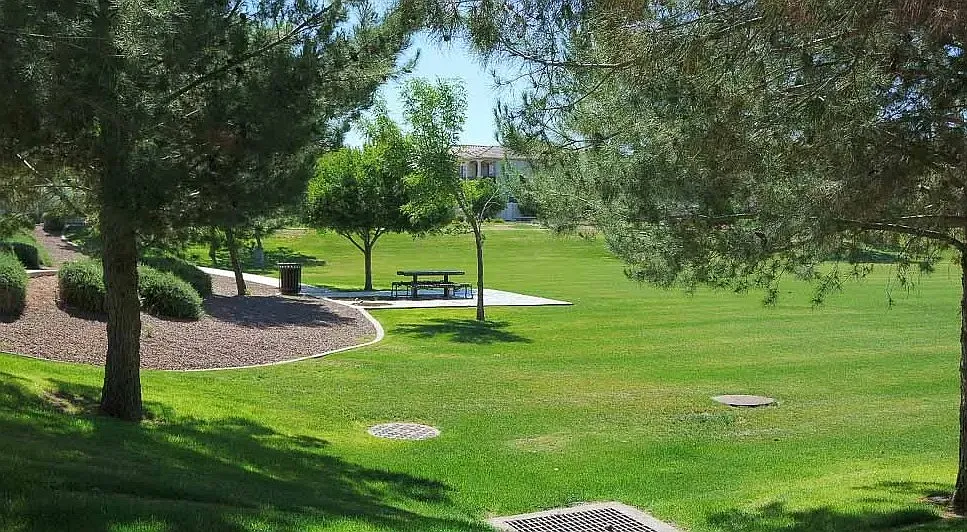 4 bed, 2.5 bath, 2467 sqft, $975 — Photo 2