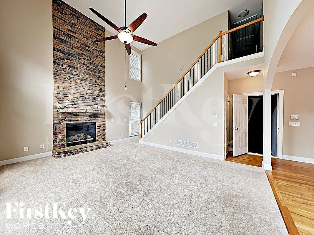 4 bed, 4.5 bath, 4220 sqft, $4,005 — Photo 3