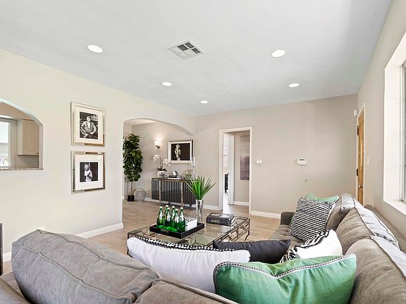 4th image of 1314 N Beachwood Dr