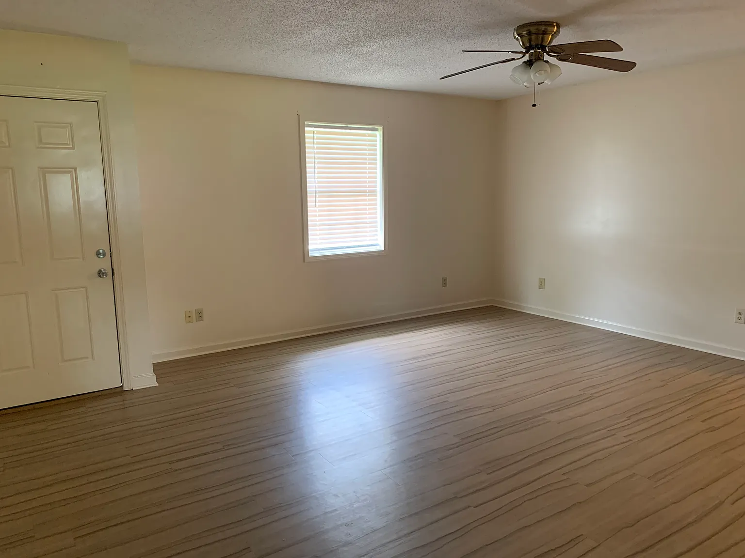1029 Lawhorne Dr — Photo 4