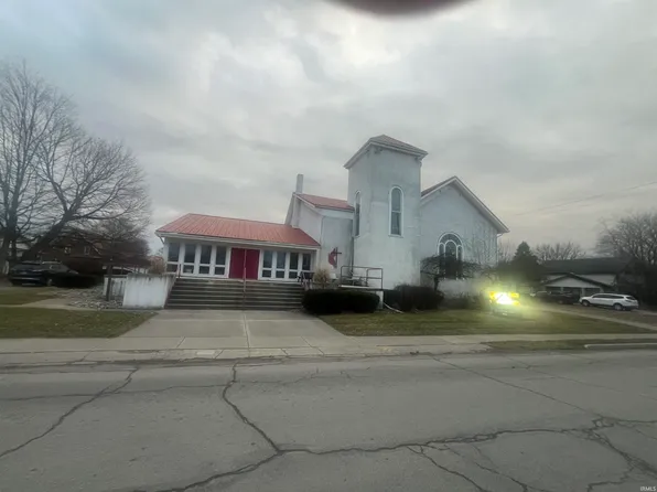 107 W County Line Rd, Wolcottville, IN 46795