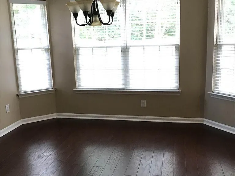 110 Bridgeway Ln — Photo 8
