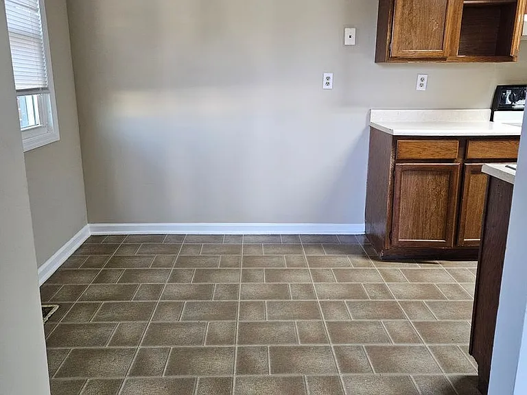 1322 Dale Dr — Photo 2