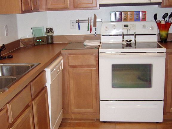 KITCHEN W PLANK TILE FLOORS
