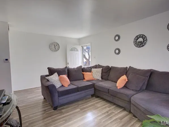 11221 Sugartrail Dr, Saint Louis, MO 63136