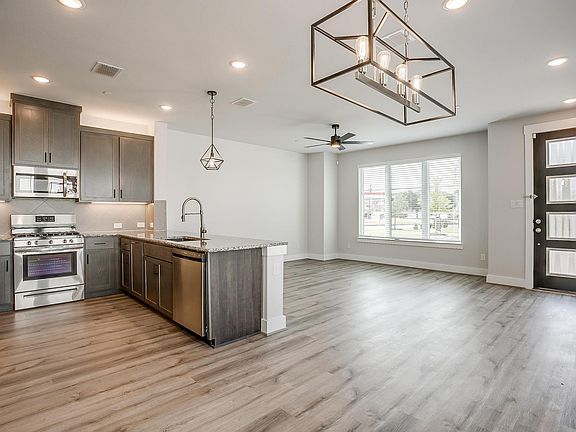 3rd image of 7561 Reis Ln