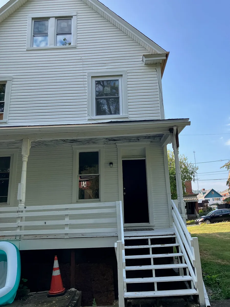 Building Photo - 412 Robinson St
