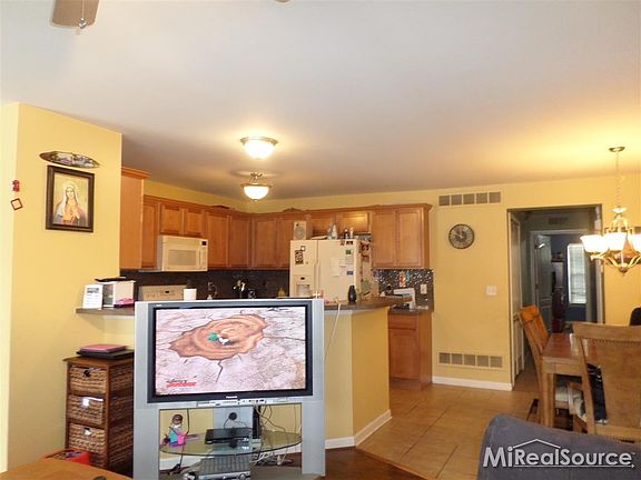 5th image of 32986 Redstone Dr