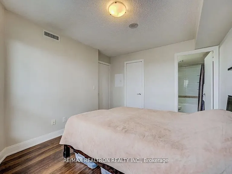 135 Village Green Sq #824 — Photo 11