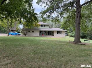 24 Oriole Ln, Pekin, IL 61554