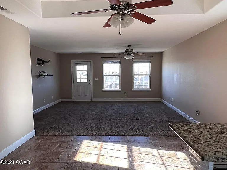 2523 Empire Ave — Photo 4