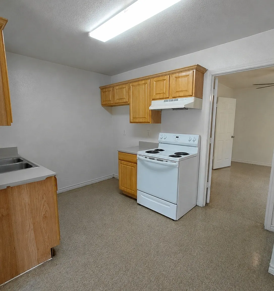727 East Avenue D — Photo 1
