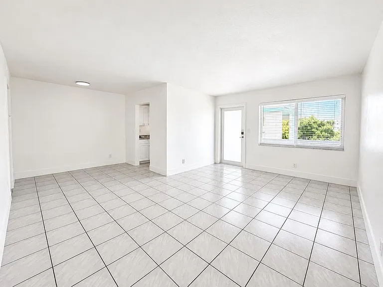 1857 Jefferson St #304 — Photo 2