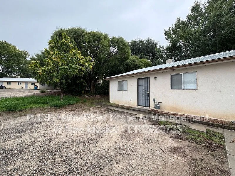 2 bed, 1.0 bath, 800 sqft, $800 — Photo 2