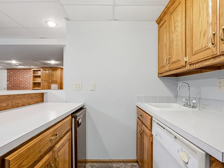 7804 N Seneca St — Photo 12