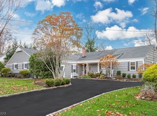 11 Rall Ct, Roseland, NJ 07068