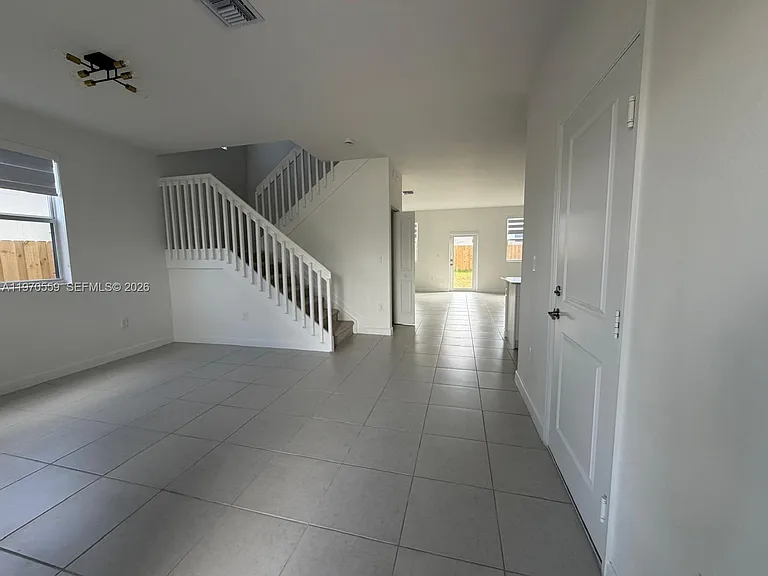 2638 SE 9th St — Photo 2