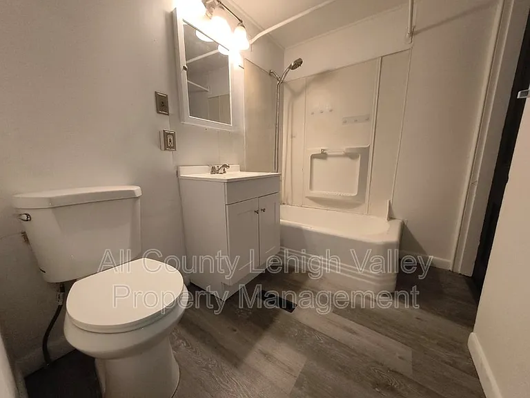 137 S 12th St — Photo 5