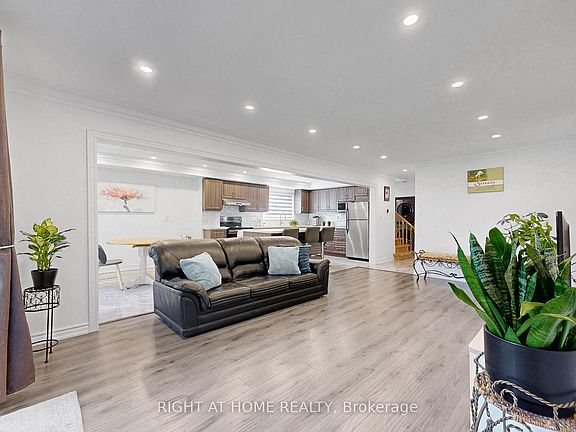 5th image of 77 Pebblehill Sq