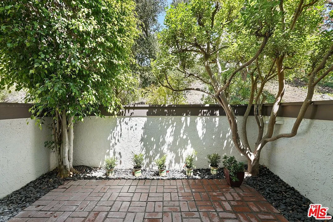 2 bed, 2.5 bath, 1734 sqft, $6,250 — Photo 4