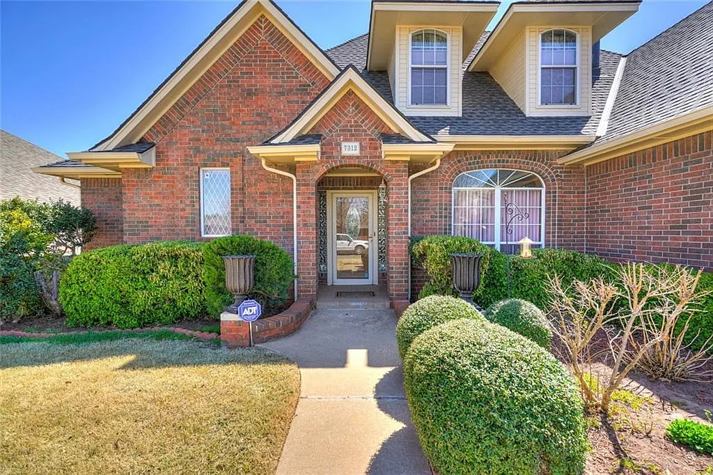 4 bed, 2.5 bath, 2245 sqft, $2,000 — Photo 2