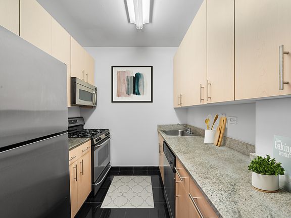 3rd image of 90 Washington St APT 8D