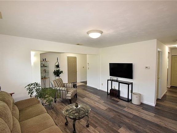 3rd image of 560 Crestwood Dr