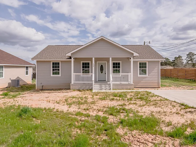 100 Shorewood Dr — Photo 1