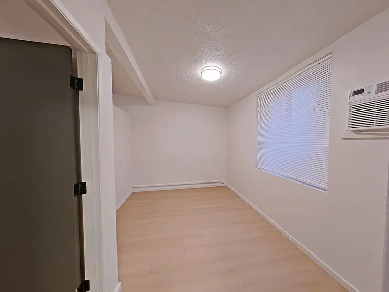 University Manor - Newly Renovated Units just a short walk from Campus! — Photo 14