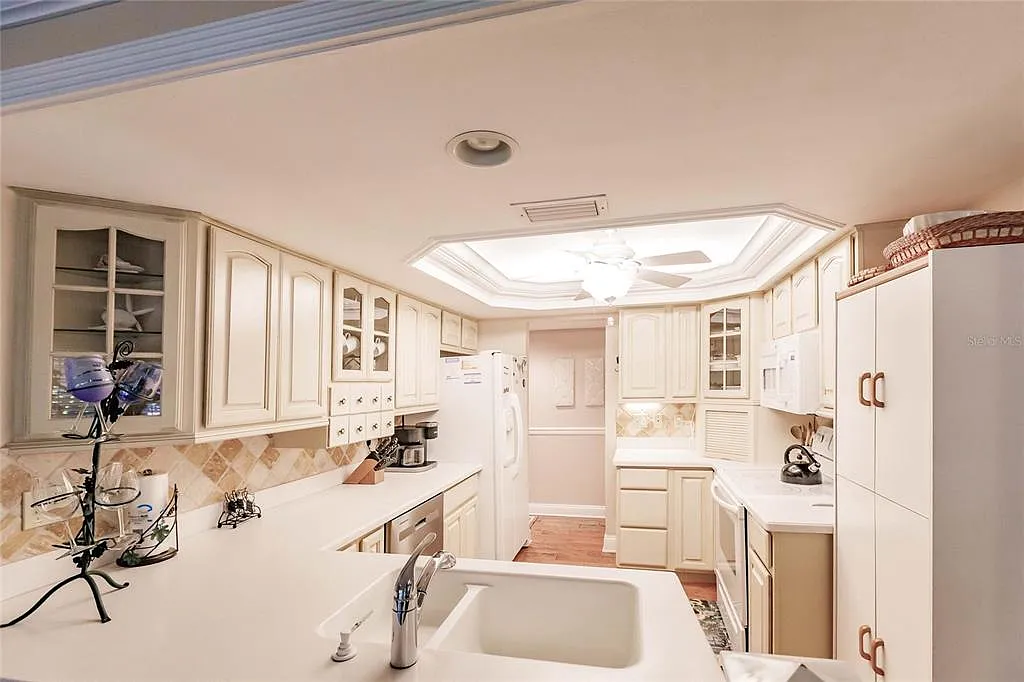 2 bed, 2.0 bath, 1180 sqft, $8,800 — Photo 4