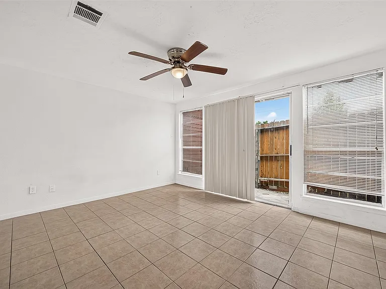 2523 Creekway Cir — Photo 12