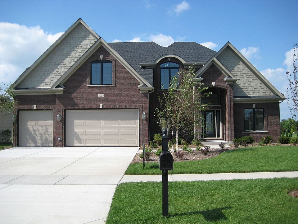 3-CAR GARAGE