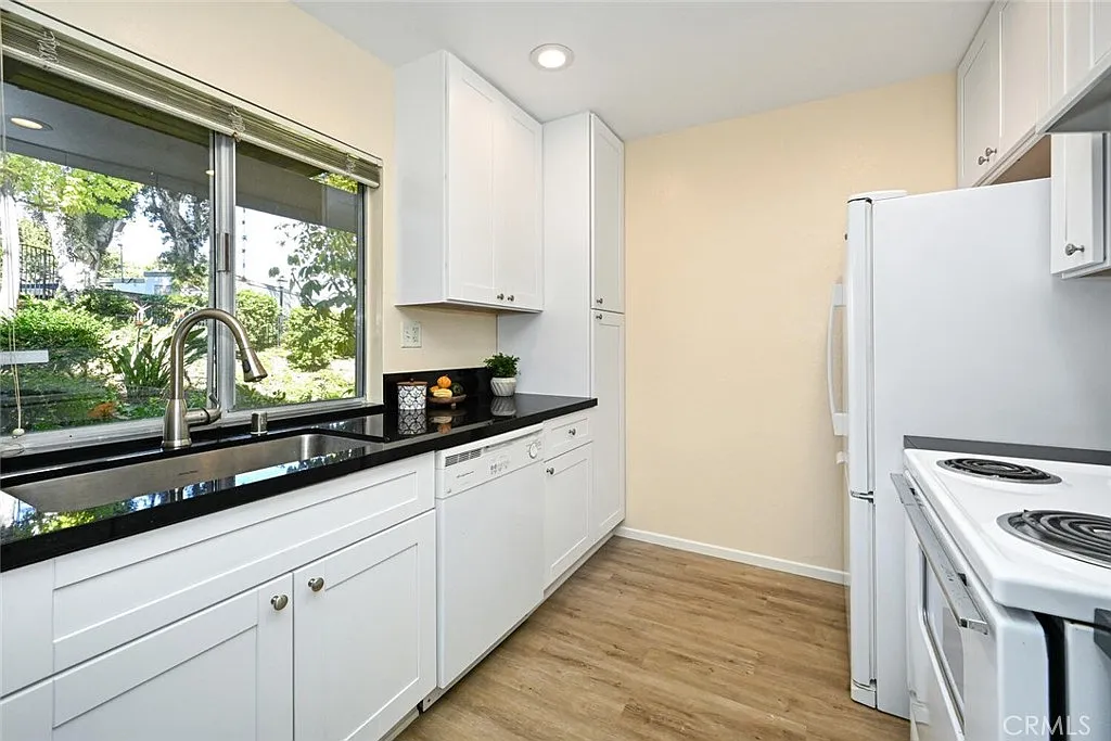 1 bed, 728 sqft, $2,400 — Photo 3