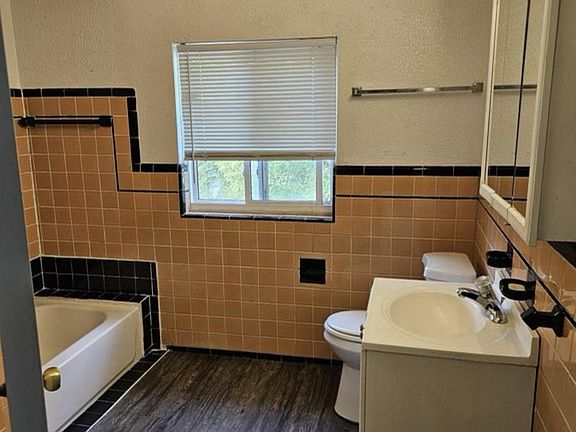 Full bathroom (pic 1 view 1)