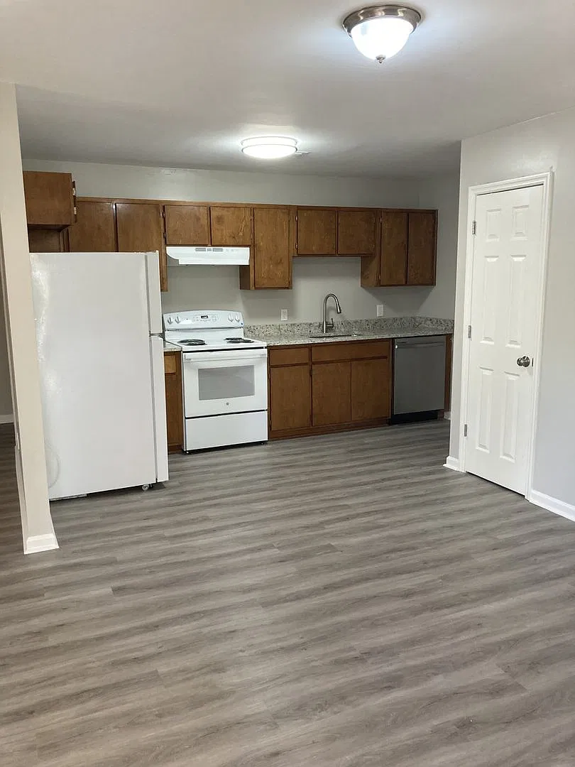 1101 Albert Rd. — Photo 2