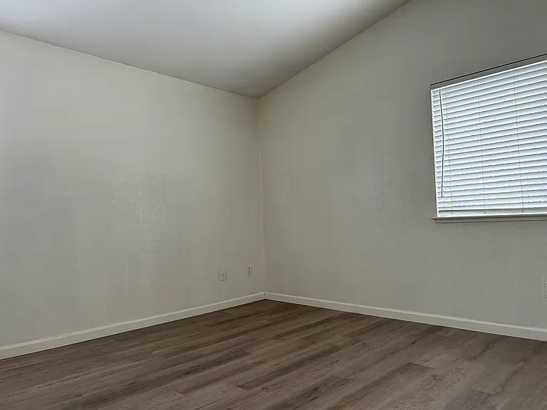 1540 Spring Ct — Photo 9