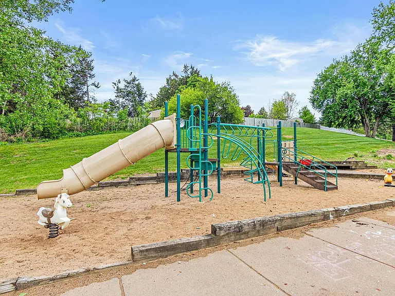 2352 Dorland Ln — Photo 25