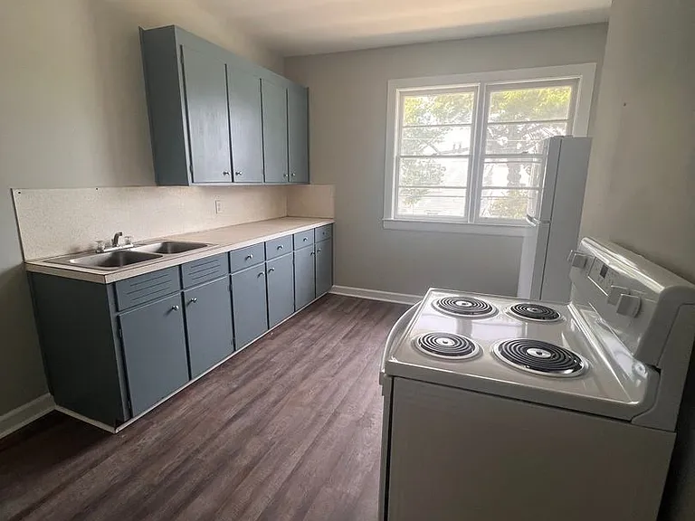 301 S College St — Photo 3