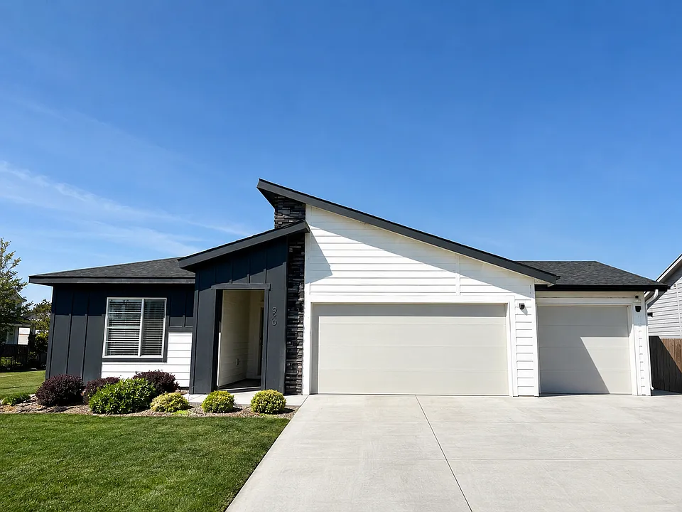 920 SW Crested St