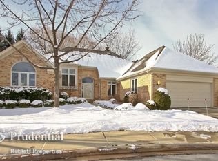 2588 Cotswolds Ct, Northbrook, IL 60062