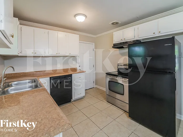 1098 Holly Cir — Photo 9