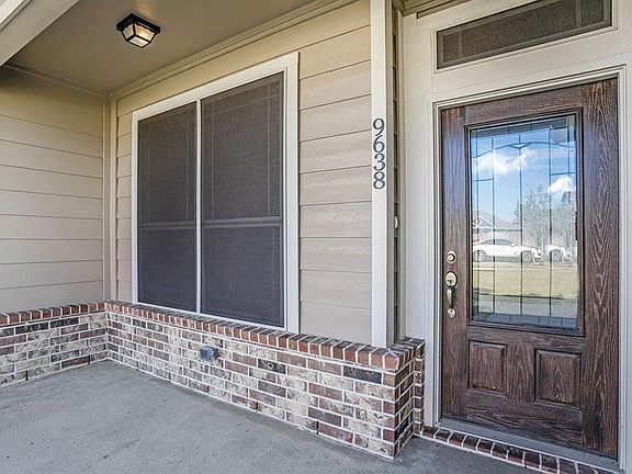Covered front porch area