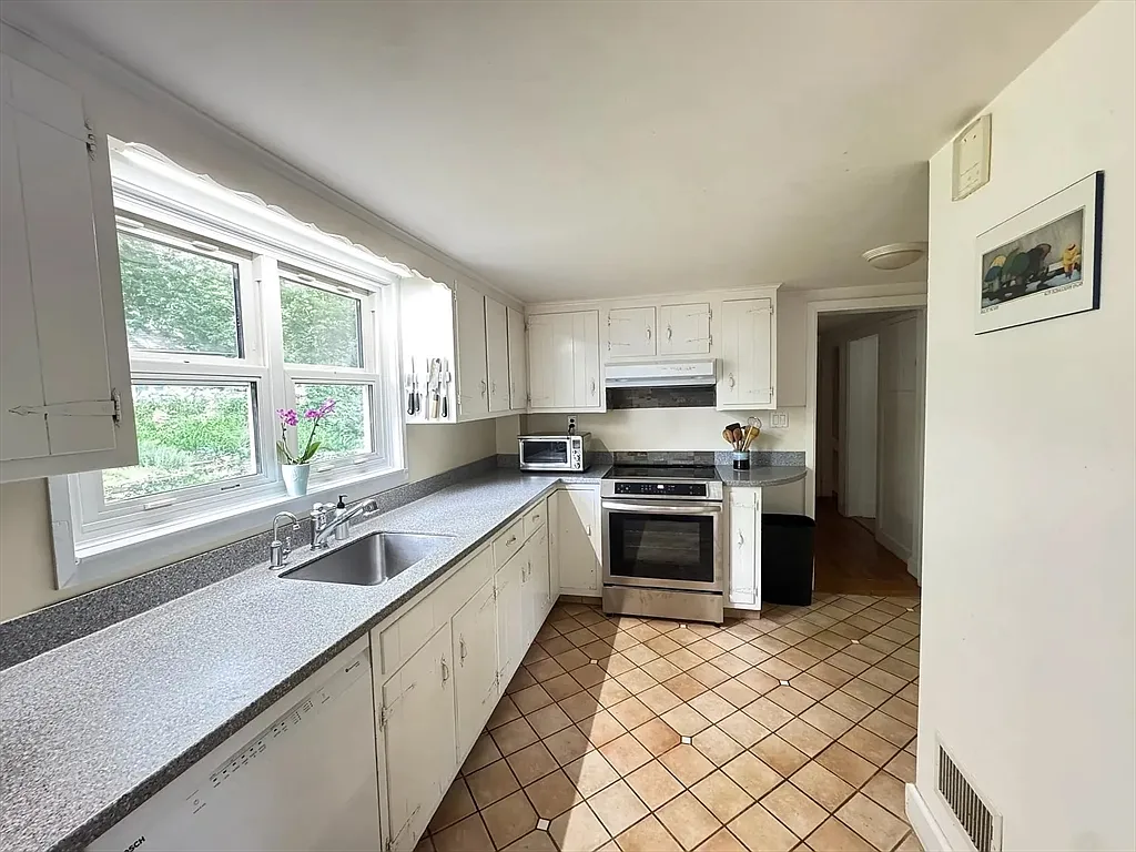4 bed, 2.5 bath, 2019 sqft, $4,400 — Photo 2