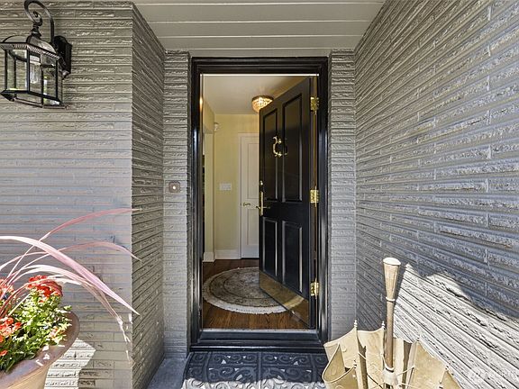 3rd image of 1637 Broadmoor Drive E
