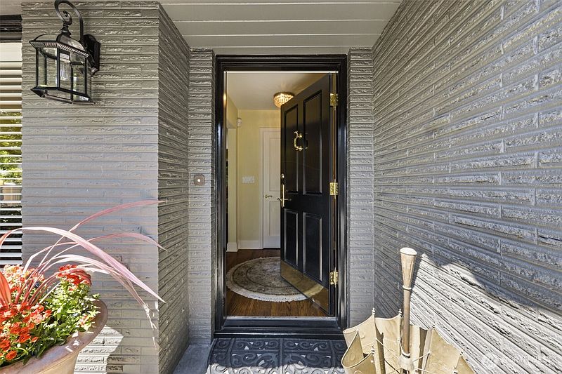 3rd image of 1637 Broadmoor Drive E