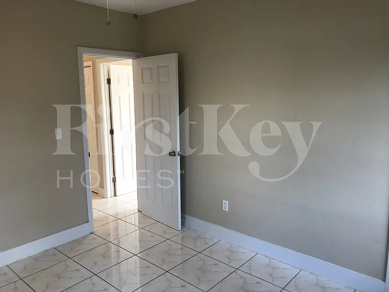 17470 NE 19th Ave — Photo 15