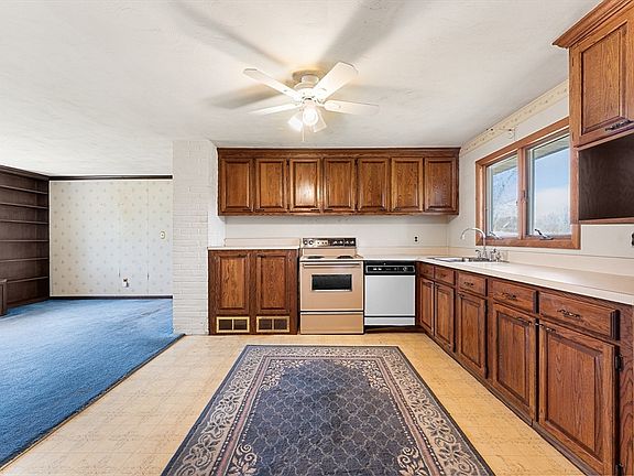 4th image of 98 Brookfield Dr